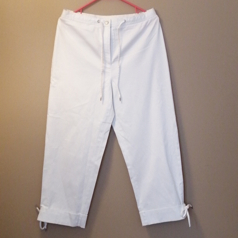 NWOT, Jeanne Pierre white Capri, Size.10